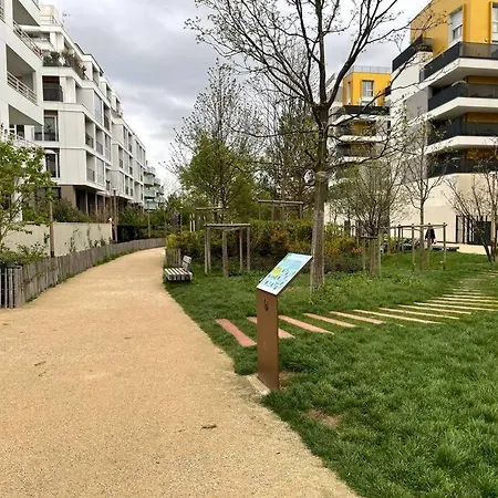Modern Stylish Secure 2br Near Paris Private Parking 아파트 루얼말메이슨