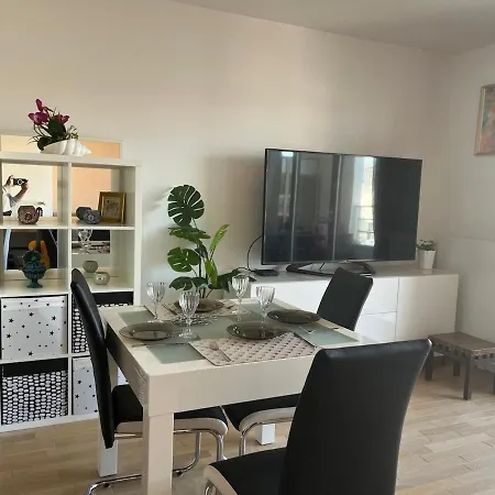 Modern Stylish Secure 2br Near Paris Private Parking * 루얼말메이슨