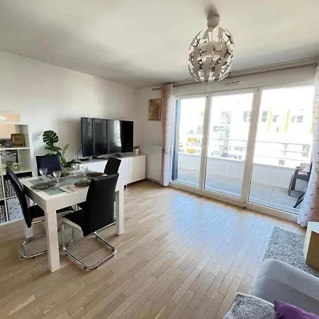 Modern Stylish Secure 2br Near Paris Private Parking Rueil-Malmaison